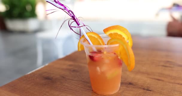 Cocktail Frutas Alcoólicas Com Laranjas Mesa Praia Closeup Filme Férias — Vídeo de Stock