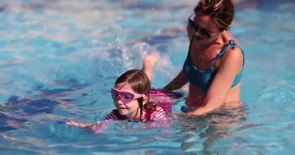 Madre Enseñando Hija Nadar Gafas Seguridad Piscina Película Cámara Lenta — Vídeos de Stock