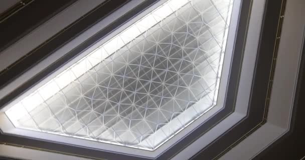Glazen Plafond Met Driehoekig Raam Hotel Film Interessant Architectonisch Projectconcept — Stockvideo