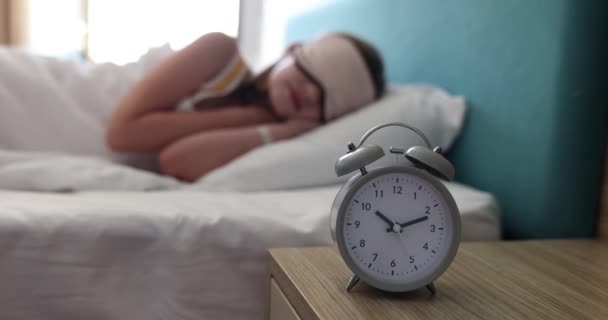 小女孩戴着面具睡在床上 接近警钟4K电影 儿童工作和休息时间表概念 — 图库视频影像