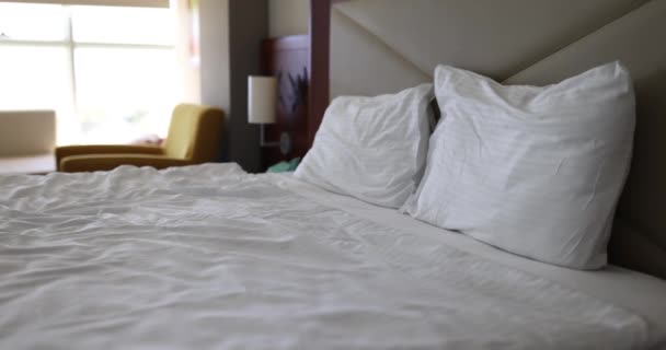 Roupa Cama Algodão Branco Cama Hotel Filme Conforto Casa Conceito — Vídeo de Stock