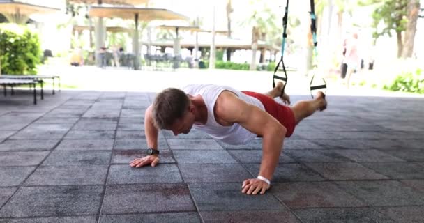 Hombre Haciendo Flexiones Campo Deportes Aire Libre Usando Bucles Trx — Vídeos de Stock