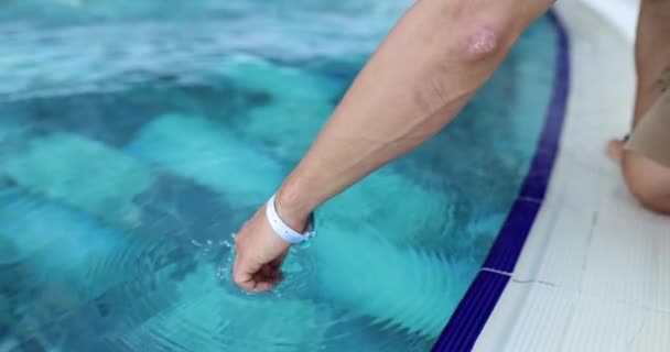 Mann Hand Berührt Wasser Schwimmbad Hotel Nahaufnahme Film Temperatur Und — Stockvideo