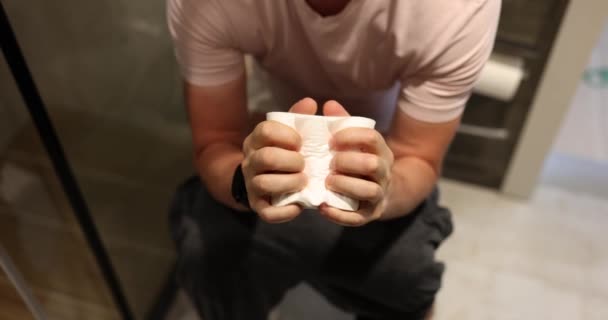 Muž Hemoroidy Bolestivými Pohyby Střev Mačkání Role Toaletního Papíru Filmu — Stock video