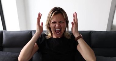 Kafasını tutup korku filminde çığlık atan bir kadın. Kadın kavramında depresyon ve stres
