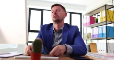 İş adamı, bilgisayar 4K filminde gözlüğünü çıkarıp baş ağrısıyla tapınaklara masaj yapıyor. Bilgisayar konseptinde çalışırken migren ve baş ağrısı