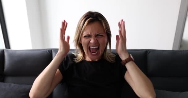 Mujer Agarrando Cabeza Gritando Película Terror Depresión Estrés Concepto Mujer — Vídeo de stock