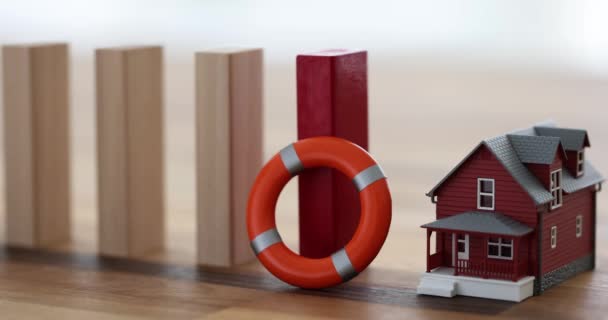 Spielzeug Rettungsring Steht Der Nähe Von Fallenden Blöcken Auf Holzhaus — Stockvideo