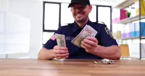 Officier Police Homme Comptant Billets Dollars Table Avec Menottes Film — Video