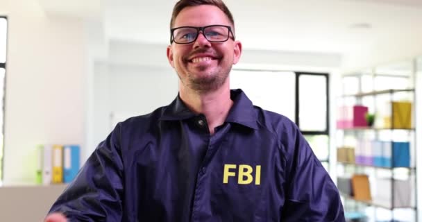 グラスポート4K映画のスローモーションで笑顔の連邦捜査局の男性従業員 Fbiコンセプトのための仕事 — ストック動画