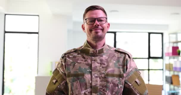 Militar Gafas Doblando Las Manos Delante Cámara Sonriendo Oficina Película — Vídeos de Stock