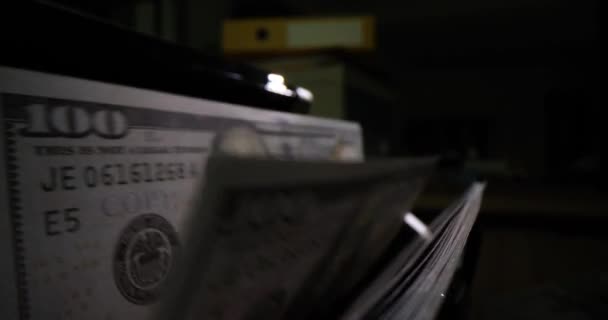 Geld Dollarscheine Auf Zählmaschine Großaufnahme Film Zeitlupe Steuererhöhungskonzept — Stockvideo