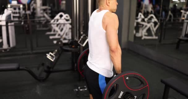 ジム4K映画のスローモーションで体重を持ち上げる男性アスリート スポーツトレーニングと健康的なライフスタイルのコンセプト — ストック動画