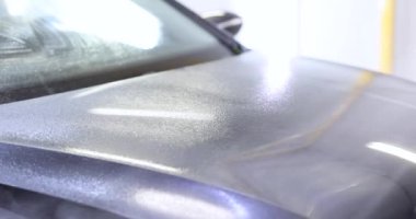 Adam arabayı yıkamak için yüksek basınçlı su spreyi tutuyor. self servis ulaşılamaz araba yıkama konsepti