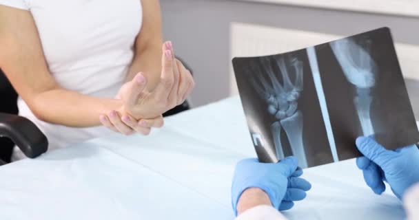 Doktor Romatolog Hasta Filminin Arka Planında Röntgeni Tutuyor Yaralanmalarının Teşhisi — Stok video