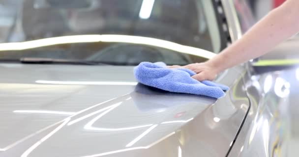 Homem Limpando Carro Com Pano Microfibra Conceito Serviços Lavagem Carro — Vídeo de Stock