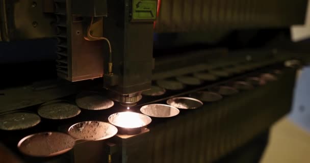 工业激光机床切割钢板特写镜头 重金属制造概念 — 图库视频影像