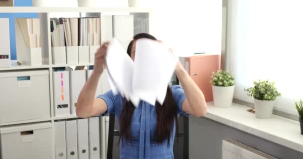 Glad Affärskvinna Scattering Dokument Och Vika Händerna Film Begreppet Pappersarbete — Stockvideo