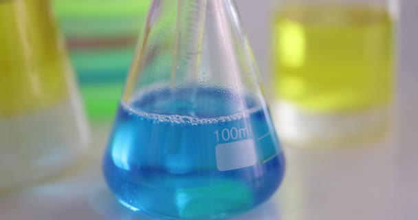 Sustancia Toma Del Frasco Con Líquido Azul Con Pipeta Experimento — Vídeos de Stock