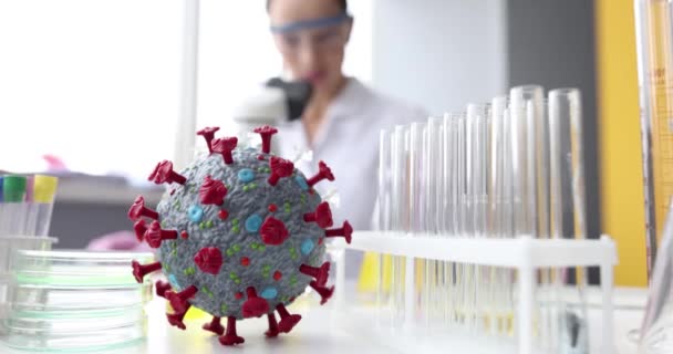通过显微镜下4K片慢动作观察 科学家面前的桌子上躺着一个人造的珊瑚模型 Coronavirus疫苗生产概念 — 图库视频影像