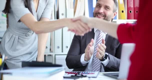 Geschäftsleute Beim Händeschütteln Bei Einem Treffen Von Geschäftspartnern Zeitlupe Erfolgreiches — Stockvideo