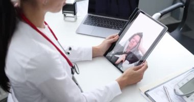 Doktor, hasta hastaya video ile uzaktan danışmanlık yapıyor. Teletıp ve uzaktan tıbbi yardım kavramı