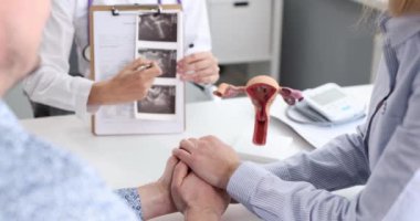 Jinekologla randevusu olan evli bir çift. Fetal ultrason tarama konsepti