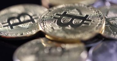 Bitcoin, karanlık arka planda sanal yaratıcılık işareti. Kriptografi ve finans sanal kripto para birimi ve bankacılık ekonomisi.
