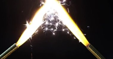 Diwali 'de havai fişekler patlar. Havai fişekler diya 'da ateşin parlak ışığını yansıtıyor. Havai fişeklerin bağlılığı