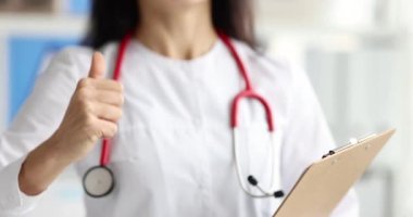 Doktor iyi niyet gösteriyor ve panoyu tutuyor. Kaliteli tıbbi servis kavramı