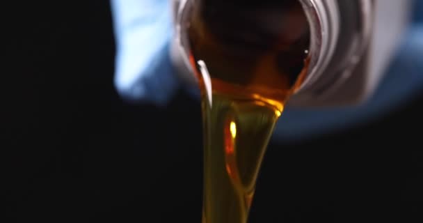 Przezroczysty Żółty Olej Jest Wylewany Plastikowej Butelki Spadek Oleju Silnikowego — Wideo stockowe