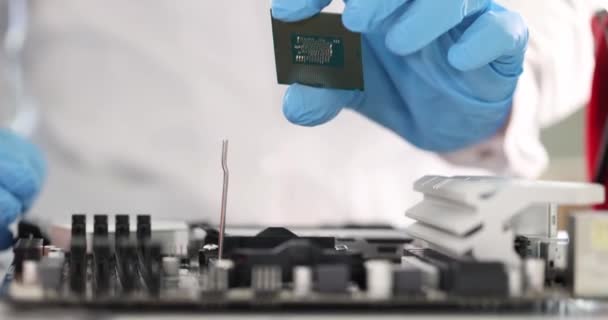 グローブエンジニアがマザーボードにマイクロ回路を挿入する コンピュータコンポーネント組立コンセプト — ストック動画