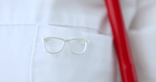 Augenarzt Weißem Mantel Auf Tasche Mit Brillenschild Optische Auswahl Für — Stockvideo