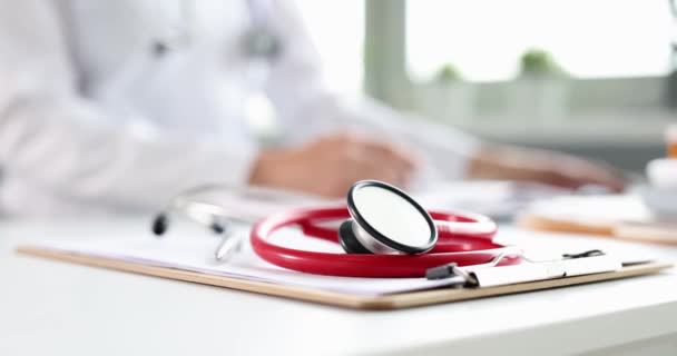 Stetoskop Leży Dokumentach Medycznych Tle Pracujących Lekarzy Koncepcja Ubezpieczenia Medycznego — Wideo stockowe