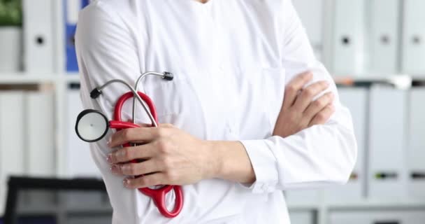 Lekarz Białym Fartuchu Trzyma Stetoskop Koncepcja Usług Medycznych — Wideo stockowe