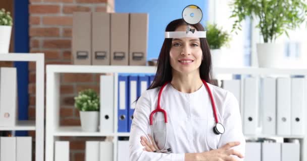 Dottoressa Sorridente Ent Con Riflettore Frontale Carica Servizi Medici Concetto — Video Stock