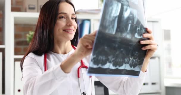 Medico Femminile Esamina Una Radiografia — Video Stock