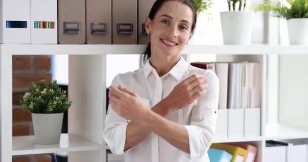 年轻的 面带微笑的女商人站在办公室时 双手挽着胸前 商业顾问概念 — 图库视频影像