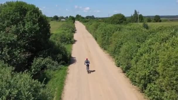 Ciclista Masculino Monta Una Bicicleta Una Carretera Rural Fuera Ciudad — Vídeos de Stock