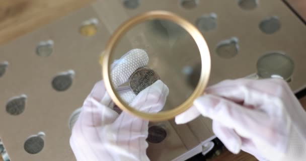 Numismatik Lupou Prohlíží Sbírku Mincí Oceňování Starožitných Mincí — Stock video