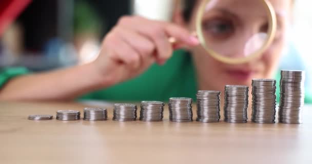 金融分析师透过放大镜观察成堆硬币的增长 金融投资分析 — 图库视频影像