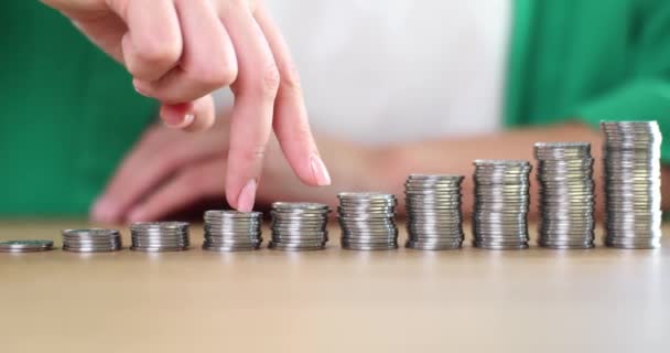 Succesvolle Financier Manager Vingers Gaan Stapel Munten Aan Tafel Inkomsten — Stockvideo