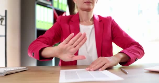 Kvinna Chef Eller Klient Vägrar Att Underteckna Dokument Avslag Negativa — Stockvideo