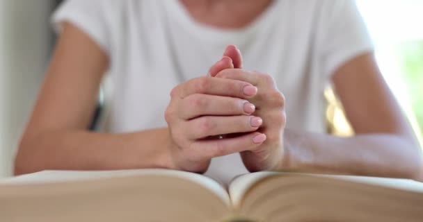 Женщина Молится Руками Скрепленными Библейской Верой Надеждой Кризис Христианской Жизни — стоковое видео