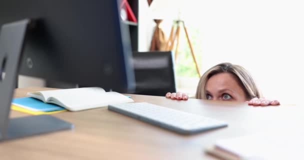 衝撃と驚きの女性は コンピュータでテーブルの下から見ています 驚きとインターネットへの恐怖の感情 — ストック動画