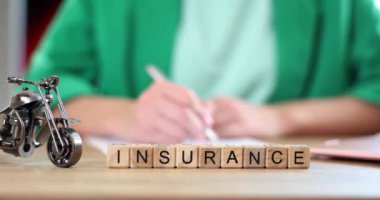 Motosiklet sigortası belgesi ya da kira sözleşmesi imzalayan adam. Sözleşmeye veya anlaşmaya imza yazılıyor