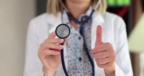 Médecin Thérapeute Cardiologue Stéthoscope Pouces Vers Haut Approuvé Recommandations Pour — Video