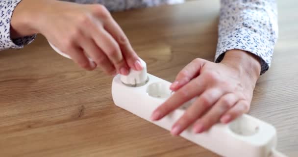Femme Débranche Câble Extension Tee Filtres Séparateurs Réseau Concept — Video