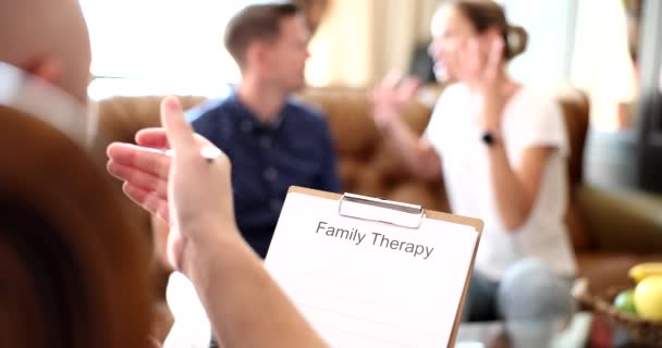 已婚夫妇在心理治疗课程上彼此争论不休 心理和家庭治疗概念 — 图库视频影像