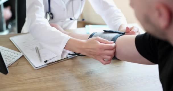 Θεραπευτής Καρδιολόγος Μετρά Την Αρτηριακή Πίεση Του Ανδρικού Ασθενούς Ιατρική — Αρχείο Βίντεο